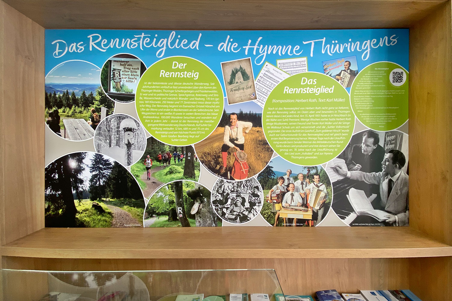 Eröffnung Haus der Geschichte Suhl 2022: Ausstellung Herbert Roth Ensemble: Tafel Rennsteiglied (Foto: Andreas Kuhrt, Gestaltung: design.akut.zone)