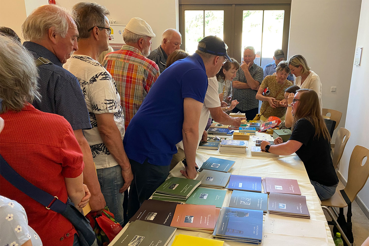 Eröffnung Haus der Geschichte Suhl 2022: am Büchertisch (Foto: Andreas Kuhrt)