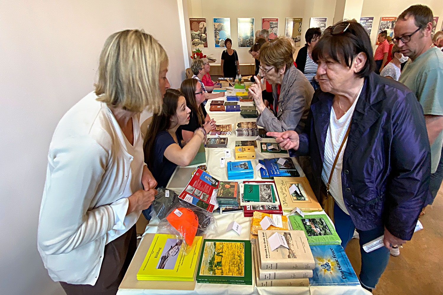 Eröffnung Haus der Geschichte Suhl 2022: am Büchertisch (Foto: Andreas Kuhrt)