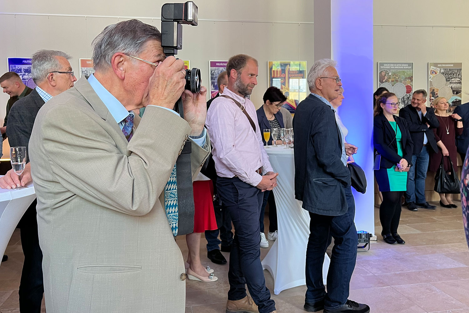Eröffnung Haus der Geschichte Suhl 2022: Gerd Manig fotografiert (Foto: Manuela Hahnebach)
