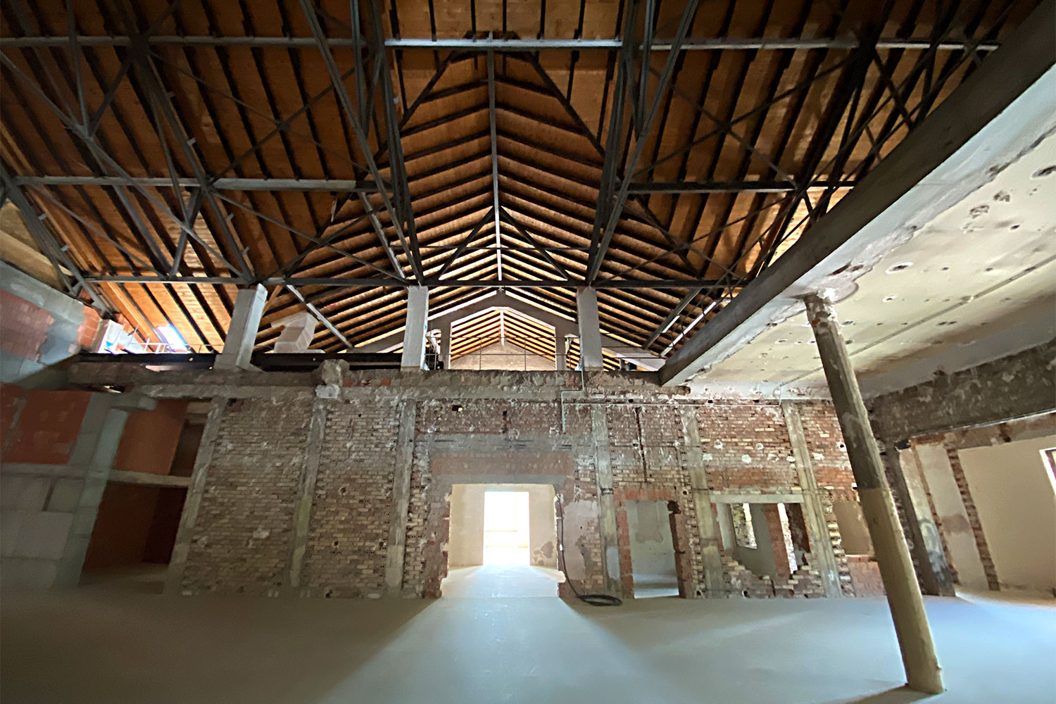 Eröffnung Haus der Geschichte Suhl 2022: Hausführung: Dachboden (Foto: Andreas Kuhrt)