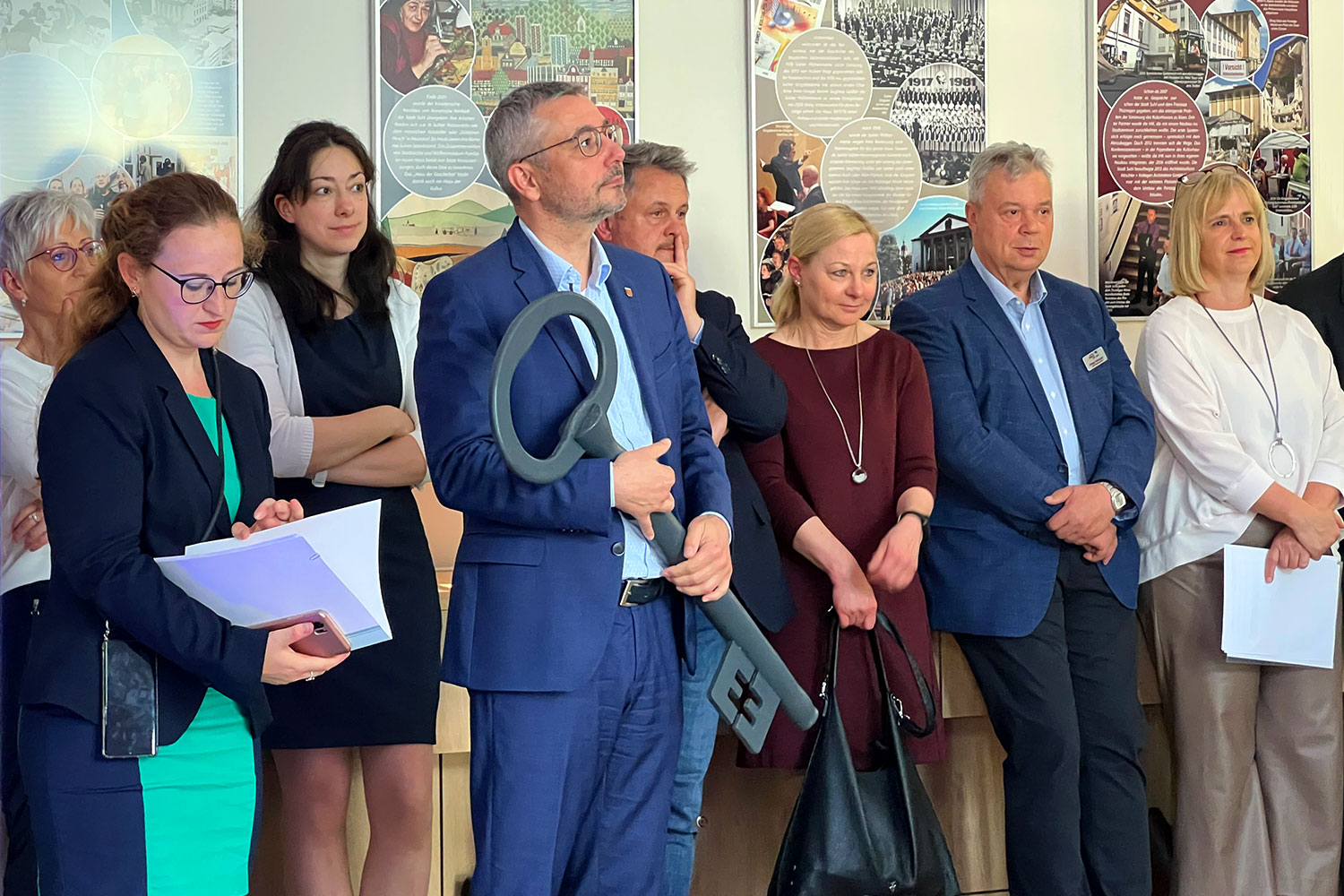 Eröffnung Haus der Geschichte Suhl 2022: OB André Knapp mit Hausschlüssel (Foto: Manuela Hahnebach)