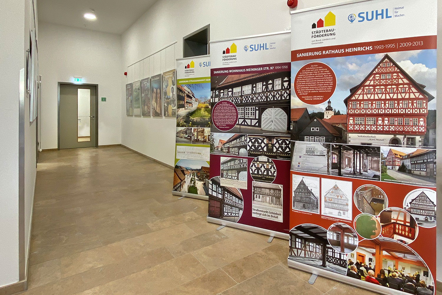 Eröffnung Haus der Geschichte Suhl 2022: Rollups Städtebauförderung (Foto: Andreas Kuhrt, Gestaltung: design.akut.zone)