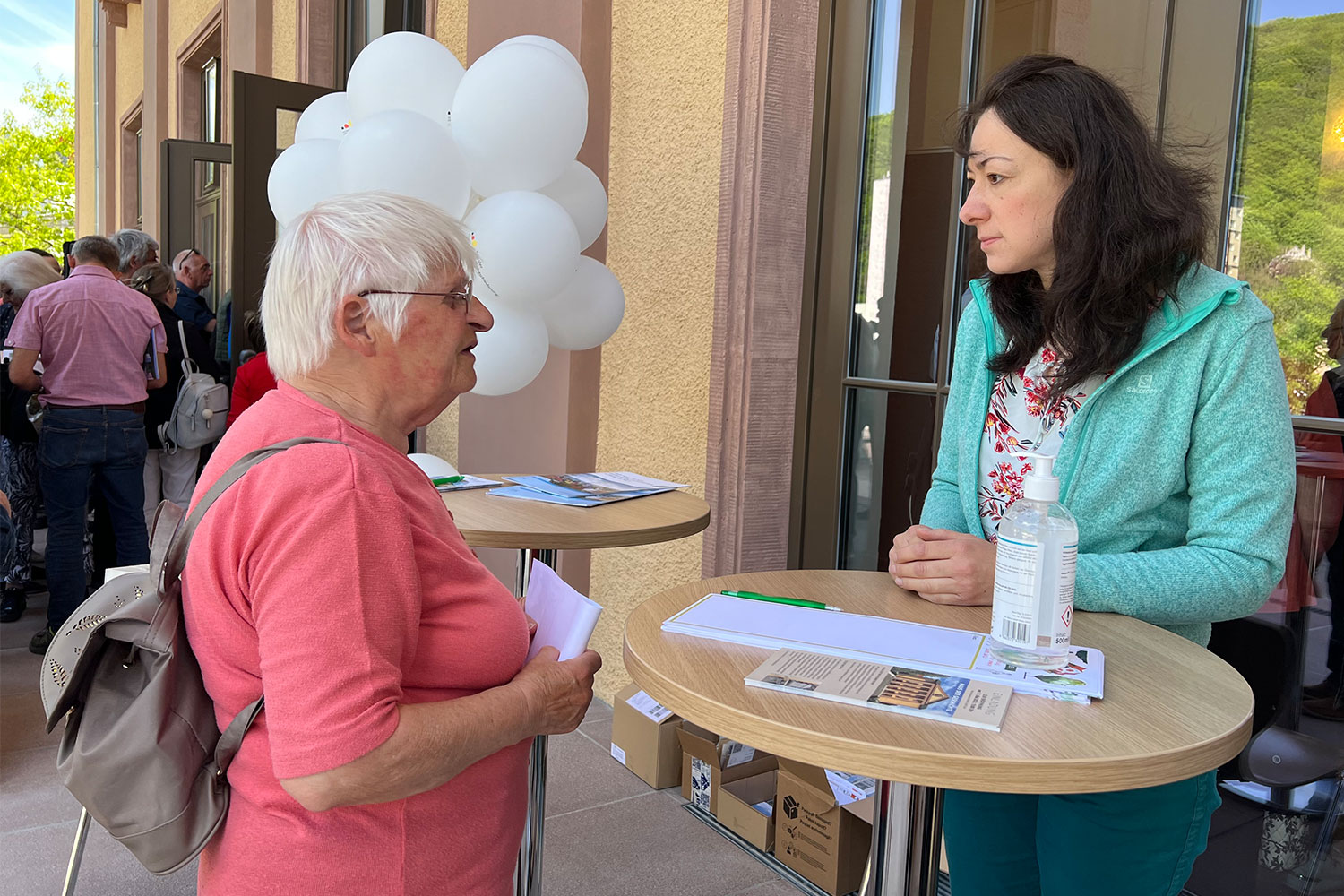 Eröffnung Haus der Geschichte Suhl 2022: Christin Ehrhardt (r) am Info-Stand Städtebauplanung (Foto: Andreas Kuhrt)