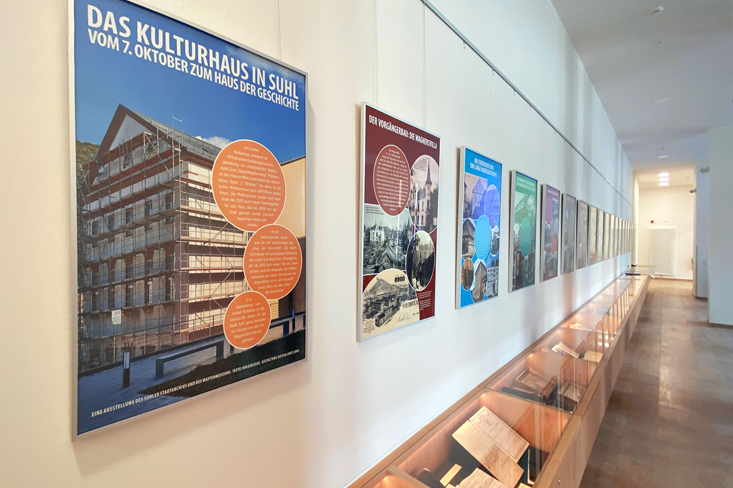 2022-suhl-haus-der-geschichte-poster-ausstellung-IMG_6693ak Haus der Geschichte Suhl: Foyer: Poster-Ausstellung (Gestaltung: design.akut.zone)