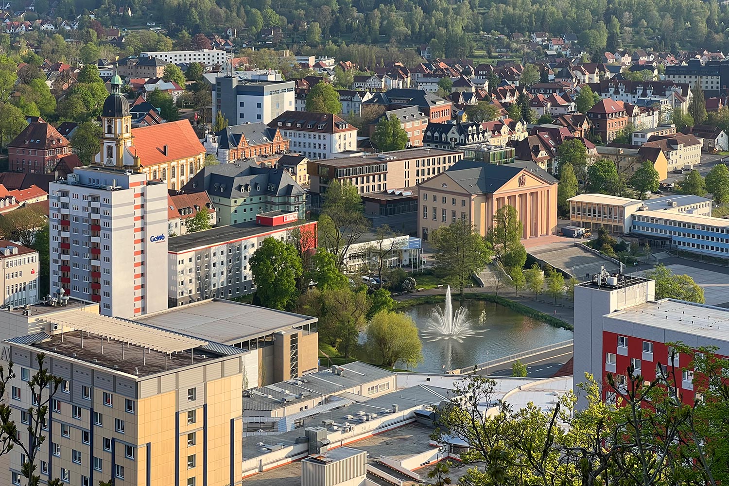 Blick von der Ottilienkappelle zum Stadtzentrum/Haus der Geschichte (Foto: Andreas Kuhrt, Gestaltung: design.akut.zone)