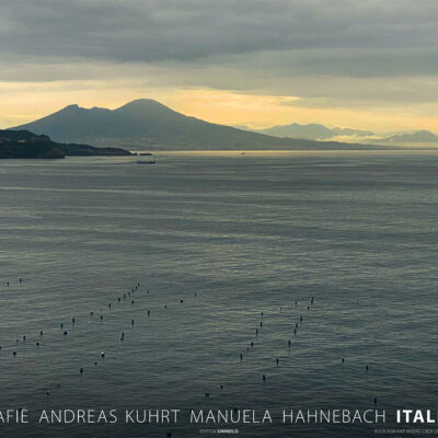 Fotokalender 2026: Italien: Blick vom Kap Miseno über den Golf von Neapel zum Vesuv (Foto/Gestaltung: Andreas Kuhrt)