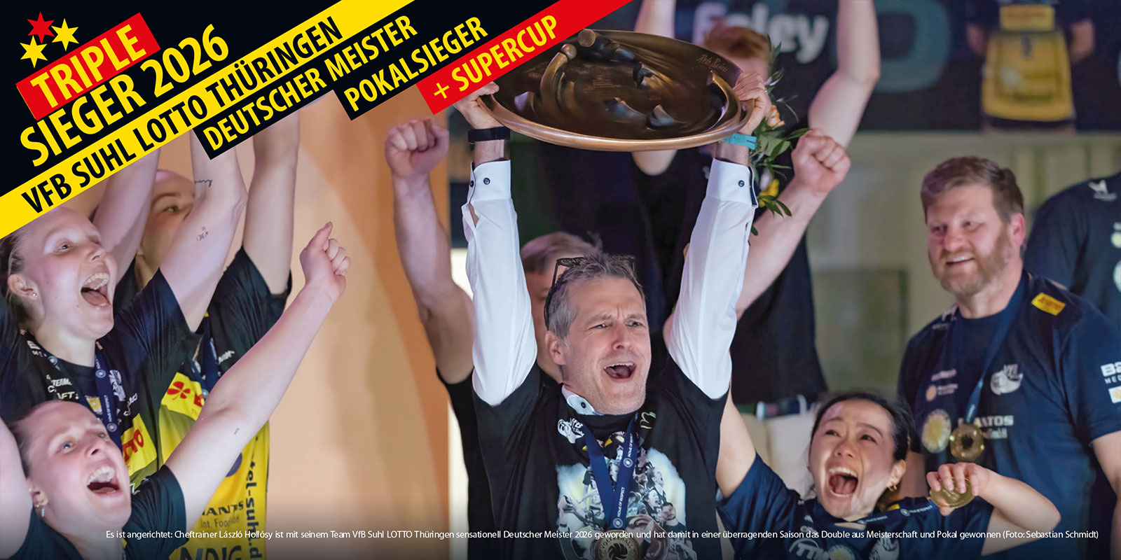 Openair-Ausstellung 2026: VfB Suhl LOTTO Thüringen: Triplesieger 2026: Meisterfeier: László Hollósy stemmt die Meisterschale hoch (3. Playoff-Finale, Wolfsgrube Suhl, 22.04.2026)