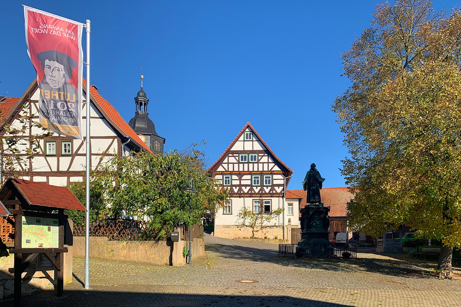 Lutherplatz im Lutherstammort Möhra (Foto: Andreas Kuhrt 2021)