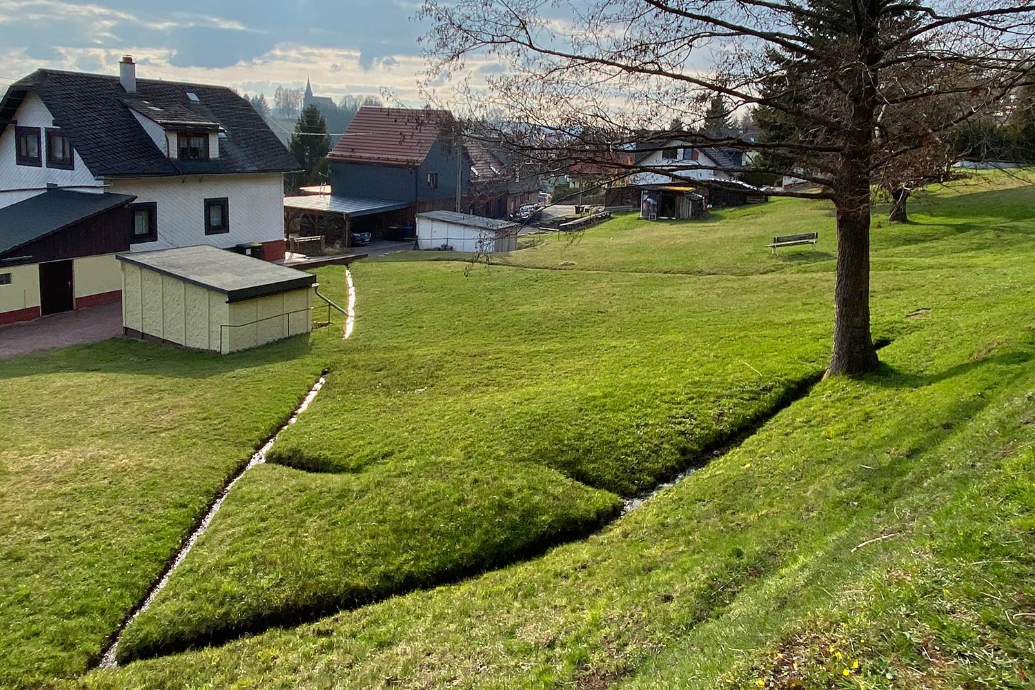 Blick über die Bleichwiesen zur Kirche Heidersbach (Foto: Manuela Hahnebach)