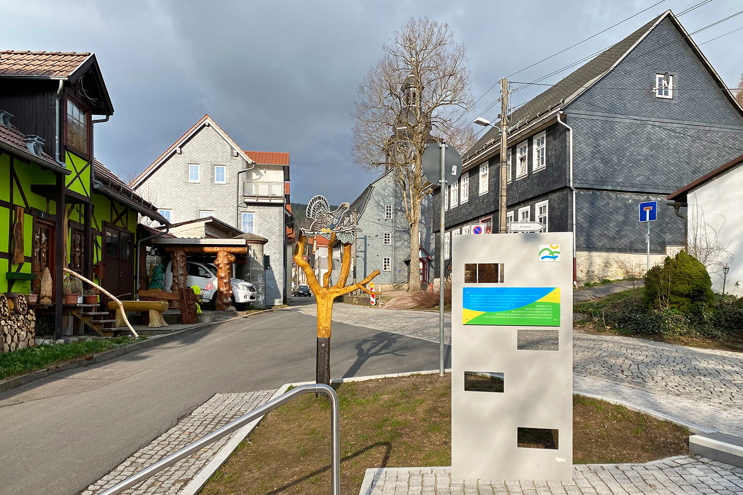 "Blaue Linie" Goldlauter-Heidersbach: am Rastplatz "Lindenplatz" (Foto: Manuela Hahnebach)