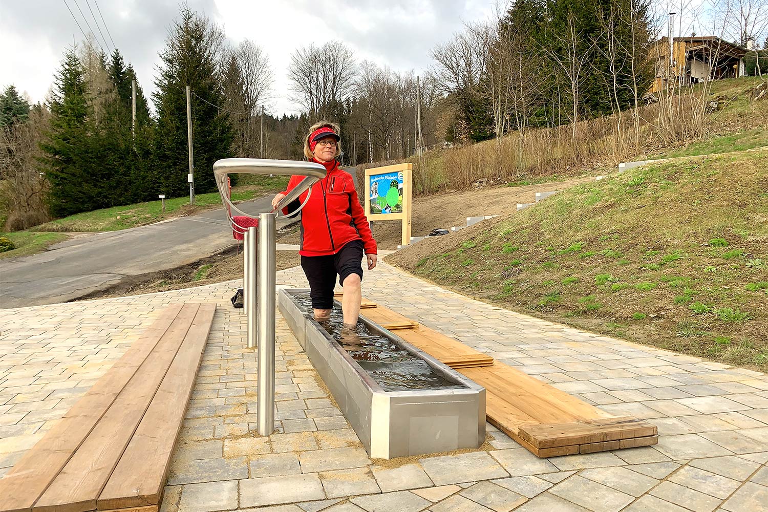 "Blaue Linie" Goldlauter-Heidersbach: Kneipp-Becken am Rastplatz "Heidersbacher Mühlgraben" (Foto: Andreas Kuhrt)