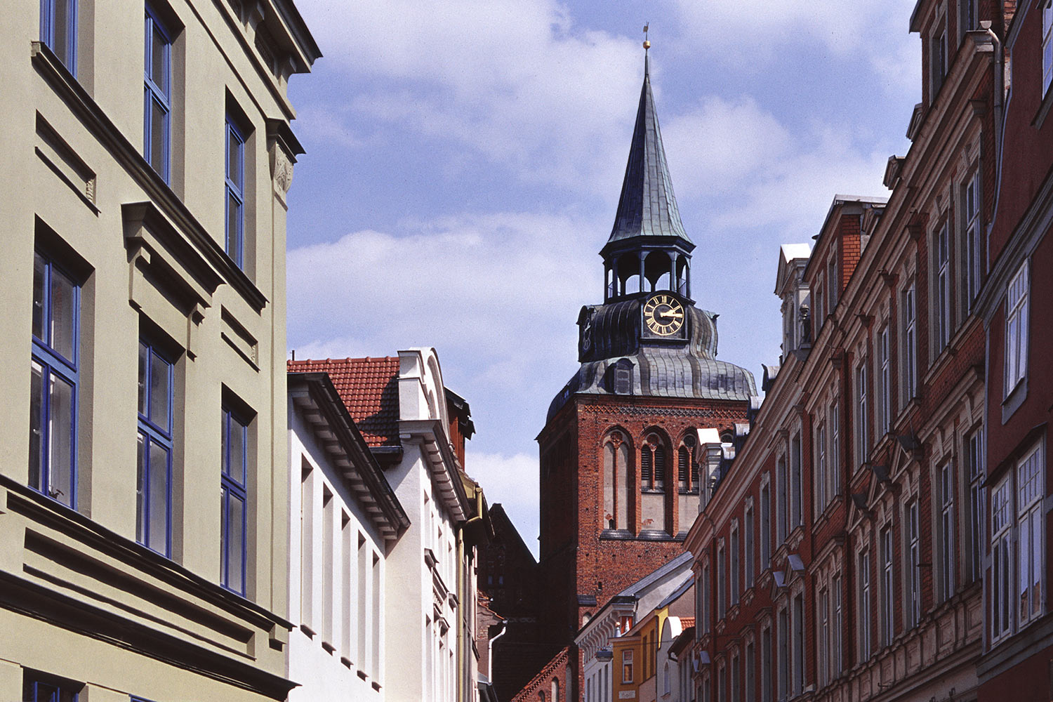 Hageböcker Straße . Blick zur Pfarrkirche . Güstrow . 2002 (Foto: Andreas Kuhrt)