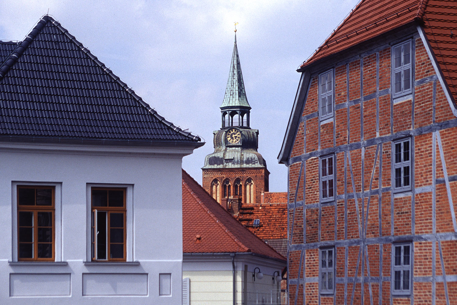 Am Schlossberg . Blick zur Pfarrkirche . Güstrow . 2002 (Foto: Andreas Kuhrt)